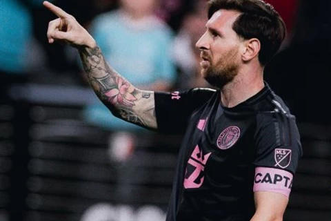 "لدينا 3 كؤوس عالم".. احتفال جدلي لميسي أمام جماهير كلوب أمريكا المكسيكي (فيديو)